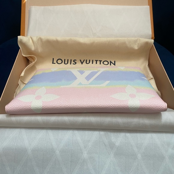 SOLD✨LOUIS VUITTON ESCALE POCHETTE✨ - Picture 4 of 14